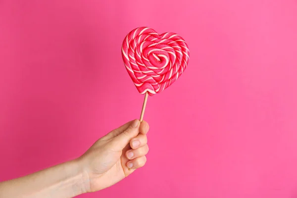 Kvinnlig hand med lollipop — Stockfoto