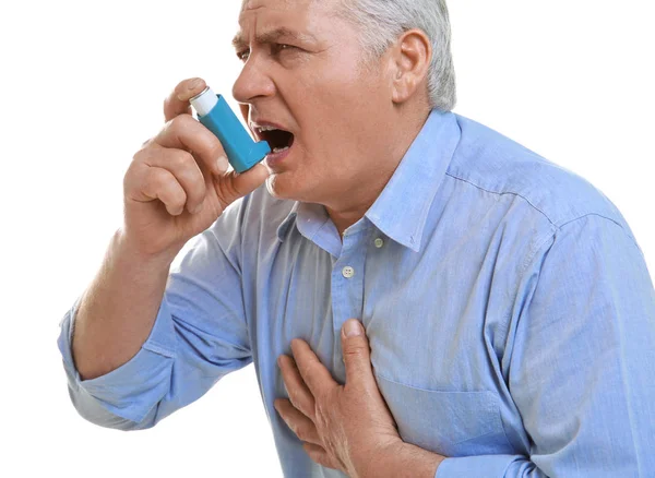 Äldre man med inhalatorn — Stockfoto