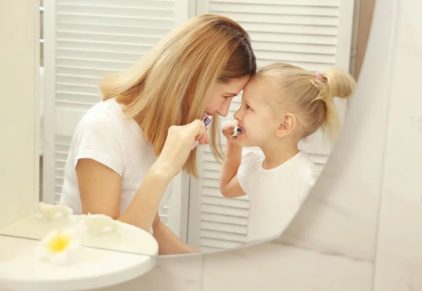 Niedliches kleines Mädchen — Stockfoto