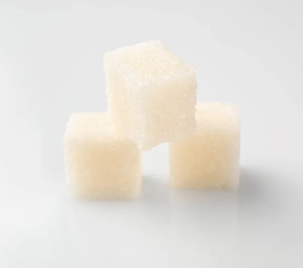 Zucchero cubetti su bianco — Foto Stock