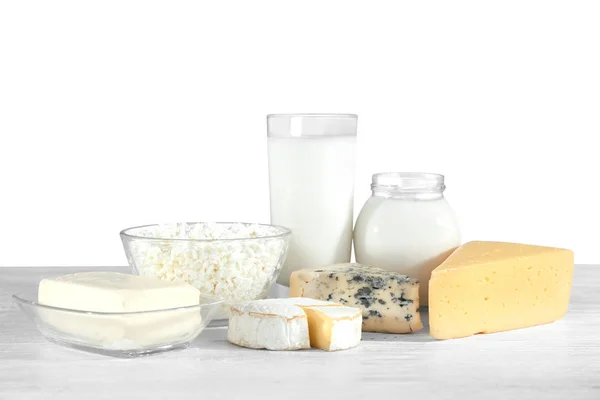 Surtido de productos lácteos frescos sobre fondo blanco — Foto de Stock