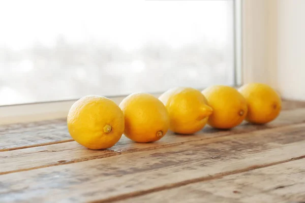 Limones maduros en alféizar de ventana —  Fotos de Stock