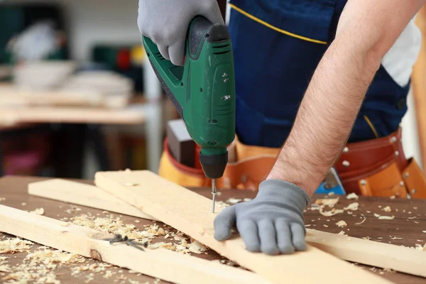 Bordo di legno di perforazione falegname — Foto Stock