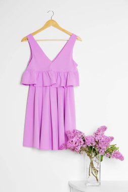 Trendy elbise leylak dalı ile