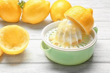 Sıkacağı ve limon masada