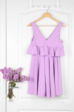 Trendy elbise ve leylak dalı 