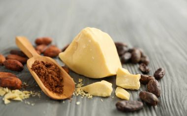 Kakao yağı, tozu ve fasulye ile kompozisyon 