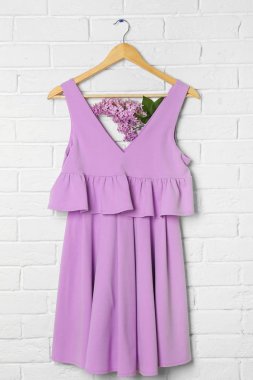 Trendy elbise ve leylak dalı 