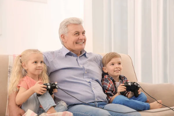 Lindos niños pequeños con abuelo — Foto de Stock