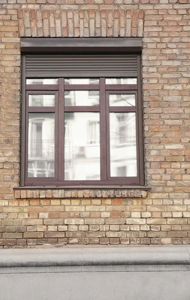 Edificio con finestra di plastica marrone — Foto Stock