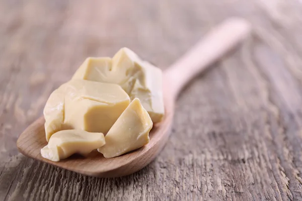 Cuchara de madera con manteca de cacao — Foto de Stock