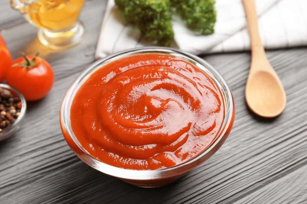 Delicious ketchup in bowl with ingredients — Stock Photo, Image