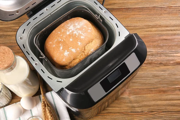 Roti berkerak segar dalam pembuat roti — Stok Foto