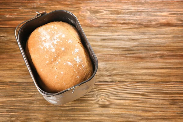 Сковорода со свежим домашним хлебом — стоковое фото