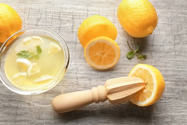 Squeezer and lemons on table — Stock Photo, Image