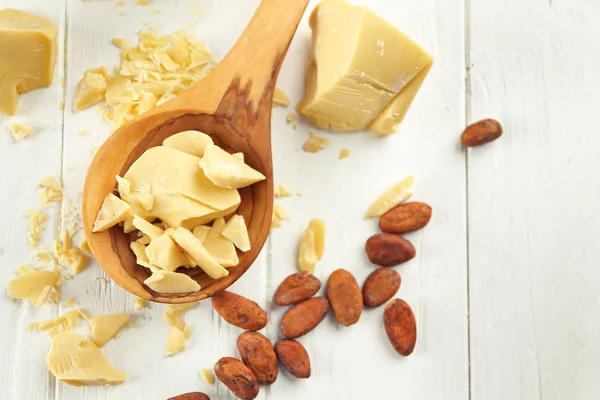 Komposisi dengan mentega kakao dan kacang — Stok Foto