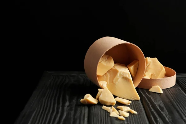 Caixa redonda com manteiga de cacau — Fotografia de Stock