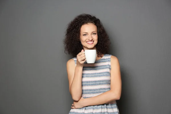 Jeune femme tenant une tasse de café — Photo