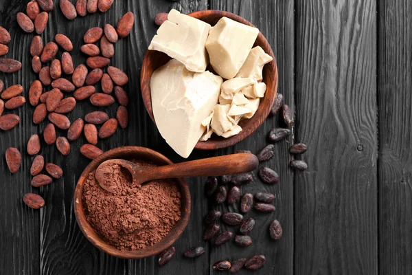 Mangkuk dengan mentega kakao dan bubuk — Stok Foto