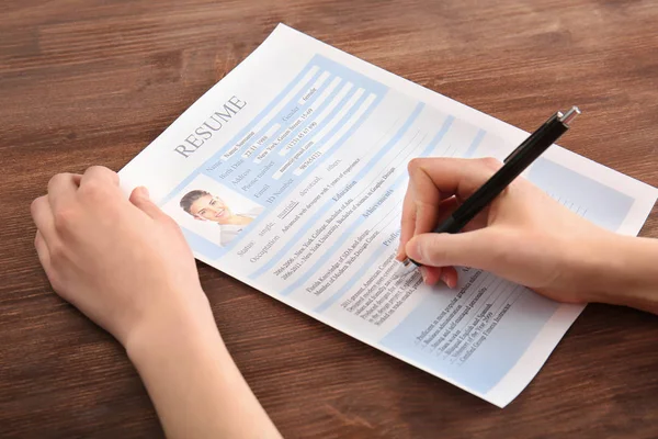 Woman filling in resume form on table — Stock Photo, Image