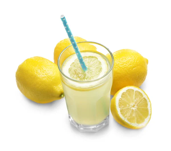 Delicioso jugo de limón en vaso —  Fotos de Stock