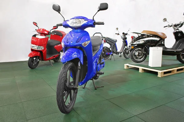 Moto azul en exposición — Foto de Stock