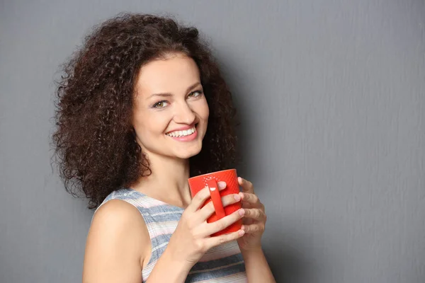 年轻女子拿着一杯咖啡 — 图库照片