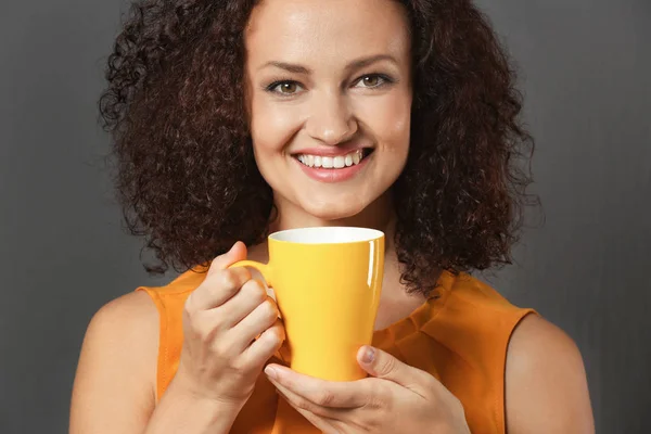 Jeune femme avec une tasse de café — Photo