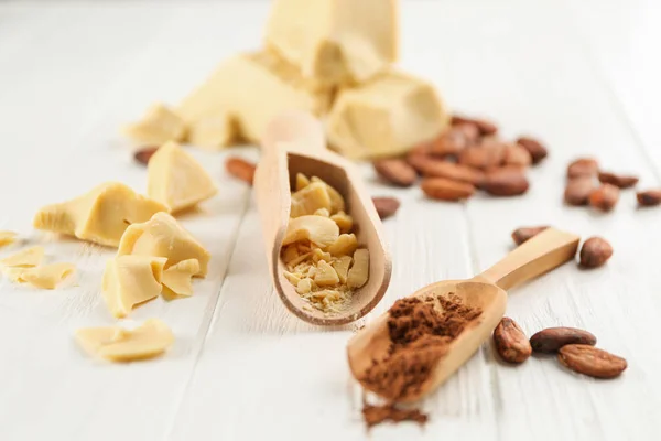 Komposisi dengan mentega kakao, bubuk dan kacang — Stok Foto