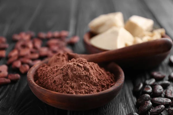 Drewniane miski z kakao w proszku — Zdjęcie stockowe