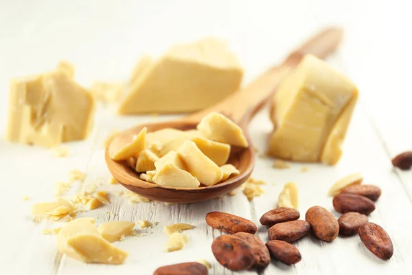Komposisi dengan mentega kakao dan kacang — Stok Foto