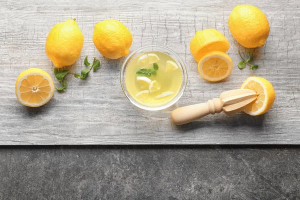 Squeezer and lemons on table — Stock Photo, Image