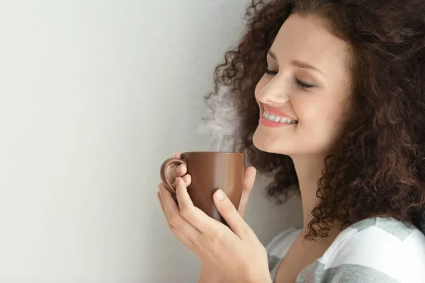 Junge Frau mit Tasse Kaffee — Stockfoto