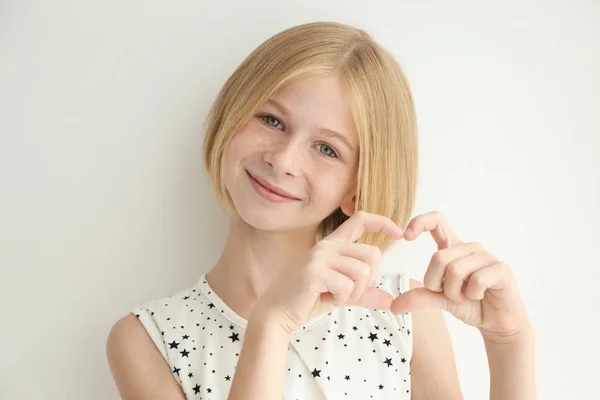 Fröhliches Teenager-Mädchen — Stockfoto