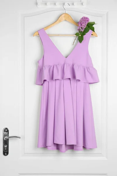 Trendy jurk en tak van lila — Stockfoto