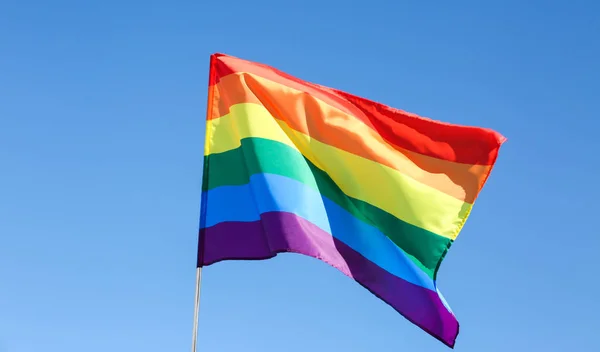 在户外的同性恋旗帜 — 图库照片