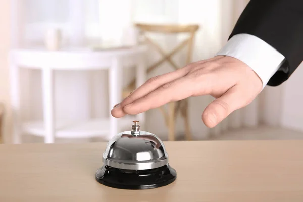 Man ringing service bell — Stock Photo, Image