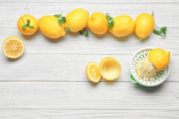 絞り器とテーブル上のレモン — ストック写真