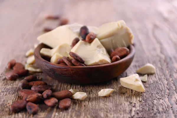 Miska z masła kakaowego i fasoli — Zdjęcie stockowe