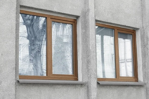Byggnad med moderna plast fönster — Stockfoto