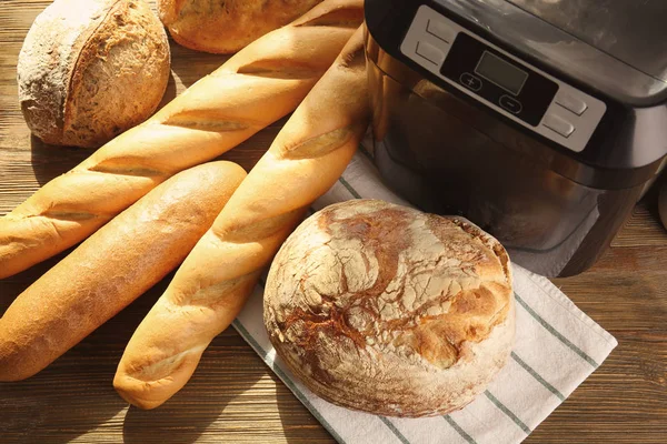 Roti buatan sendiri segar, baguettes dan mesin — Stok Foto