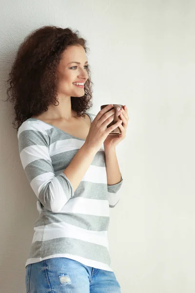 Giovane donna in possesso di una tazza di caffè — Foto Stock