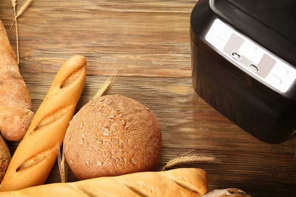 Roti buatan sendiri segar, baguettes dan mesin — Stok Foto