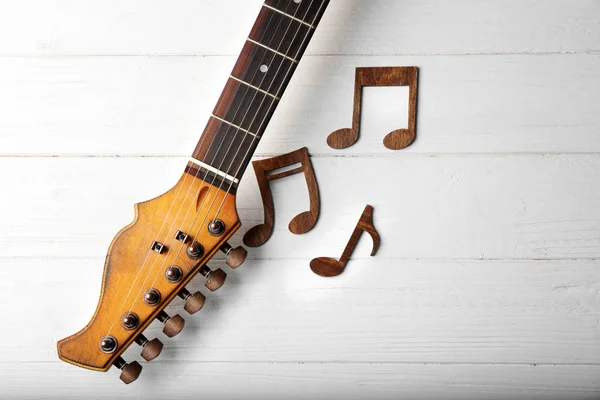Muzieknoten en de hals van de gitaar — Stockfoto