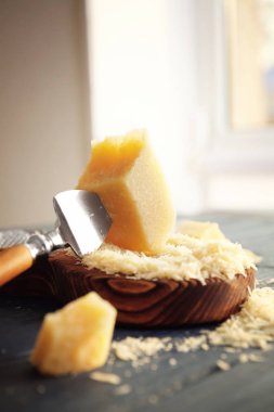 Ahşap tahta peynir ile