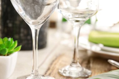 Tablo boş kadehlerin