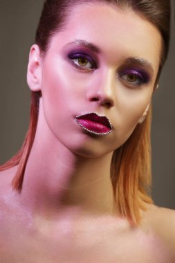 Yaratıcı makyaj ile güzel genç kadın 
