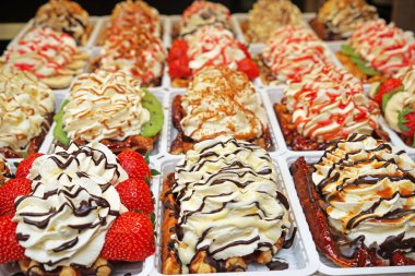 Krem şanti ile lezzetli tatlı