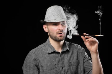 yakışıklı bir adam Sigara İçilmeyen 