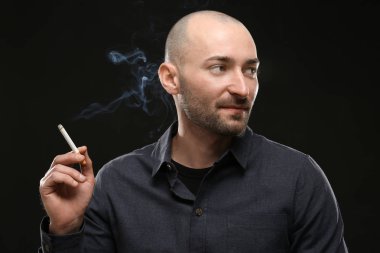 yakışıklı bir adam Sigara İçilmeyen 